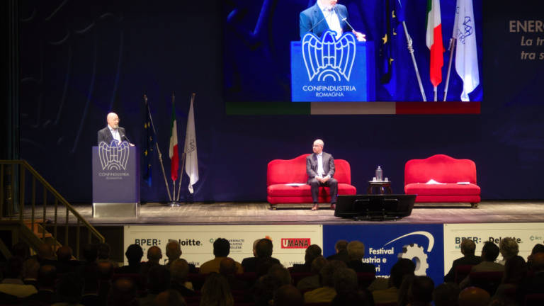 Bonaccini: Il rigassificatore? A Piombino litigano, a Ravenna c'è concordia Bonaccini: Il rigassificatore? A Piombino litigano, a Ravenna c'è concordia