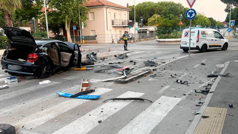 Rimini, incidente e terribile schianto alla rotonda: gravi due giovani - Gallery Rimini, incidente e terribile schianto alla rotonda: gravi due giovani - Gallery