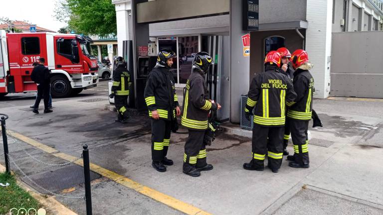 I vigili del fuoco sul luogo dell’incendio (foto e video di Massimo Fiorentini )