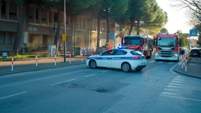 Ravenna, incendio all’interno della scuola Don Minzoni. Salta in rientro in classe: niente lezioni il 3 aprile Ravenna, incendio all’interno della scuola Don Minzoni. Salta in rientro in classe: niente lezioni il 3 aprile