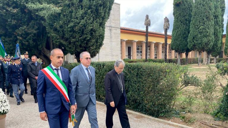 Da sinistra il vice sindaco Christian Castorri, il prefetto Rinaldo Argentieri e il vescovo Douglas Regattieri Da sinistra il vice sindaco Christian Castorri, il prefetto Rinaldo Argentieri e il vescovo Douglas Regattieri