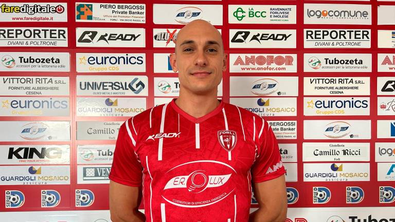 Stefano Pellizzari posa in sede con la maglia del Forlì (foto FORLI’ CALCIO) Stefano Pellizzari posa in sede con la maglia del Forlì (foto FORLI’ CALCIO)