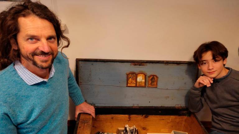 Miro Mini con la cassa del trisavolo ripulita e il figlio Miro Mini con la cassa del trisavolo ripulita e il figlio