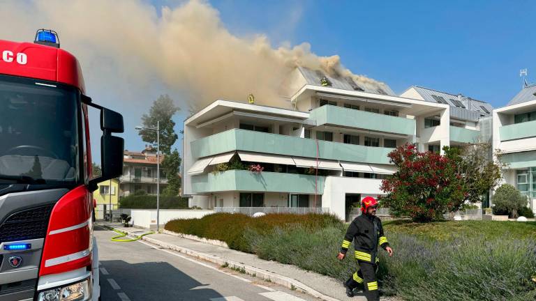 Attico a fuoco: evacuato per l’incendio un condominio di via Elsa Morante a Cesena VIDEOGALLERY Attico a fuoco: evacuato per l’incendio un condominio di via Elsa Morante a Cesena VIDEOGALLERY