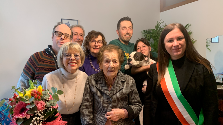 Cotignola, Maria Boschi compie 100 anni, ogni giorno gioca a carte e legge i quotidiani Cotignola, Maria Boschi compie 100 anni, ogni giorno gioca a carte e legge i quotidiani