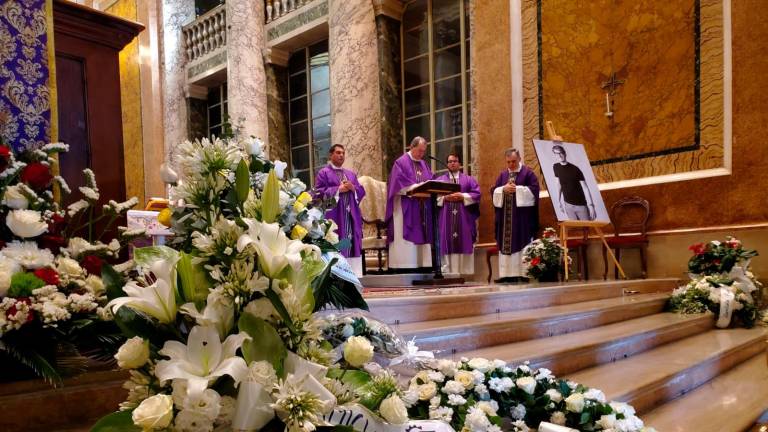 Forlì, il funerale di Nicolò Ulivi: palloncini bianchi in volo all’uscita della chiesa Forlì, il funerale di Nicolò Ulivi: palloncini bianchi in volo all’uscita della chiesa