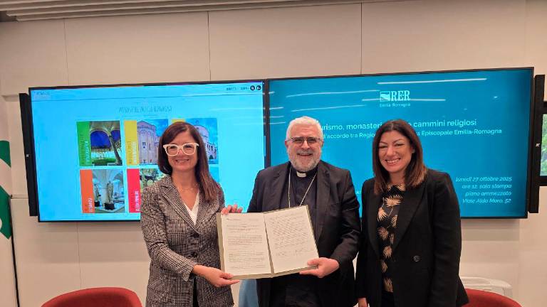 Le assessore regionali Roberta Frisoni e Gessica Allegni con il vescovo di Imola Giovanni Mosciatti Le assessore regionali Roberta Frisoni e Gessica Allegni con il vescovo di Imola Giovanni Mosciatti