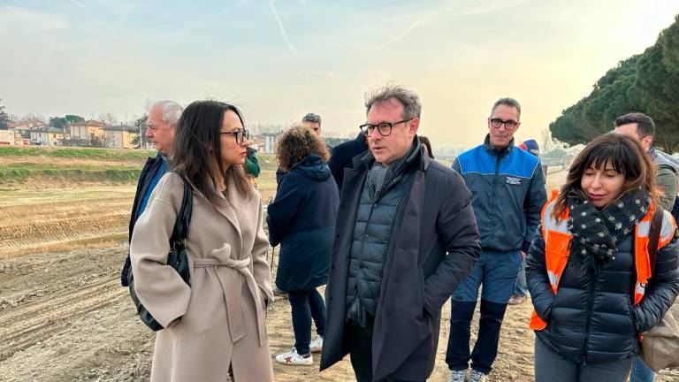Il sindaco Massimo Isola durante un sopralluogo con la vice presidente della Regione Irene Priolo Il sindaco Massimo Isola durante un sopralluogo con la vice presidente della Regione Irene Priolo