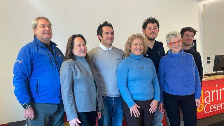 Il nuovo consiglio direttivo. Da sinistra Franco Pagliarani (Circolo Nautico Cattolica), Mariafederica Grassi (Centro Velico Città di Riccione), Jacopo Pasini (Circolo Velico Ravennate), la presidente Silvia Campanini, Elia Cazzanti (Gdv Lega navale Ferrara), Anna Crotti (Amici della Vela Cervia) e Luca Ragazzini (Circolo Vela Cesenatico). Il nuovo consiglio direttivo. Da sinistra Franco Pagliarani (Circolo Nautico Cattolica), Mariafederica Grassi (Centro Velico Città di Riccione), Jacopo Pasini (Circolo Velico Ravennate), la presidente Silvia Campanini, Elia Cazzanti (Gdv Lega navale Ferrara), Anna Crotti (Amici della Vela Cervia) e Luca Ragazzini (Circolo Vela Cesenatico).