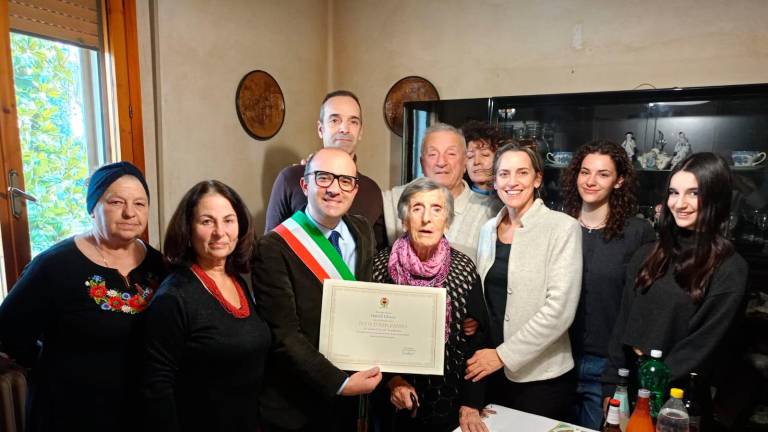 Forlì, “c’è festa per te”: i 100 anni della storica postina Liliana Gurioli Forlì, “c’è festa per te”: i 100 anni della storica postina Liliana Gurioli