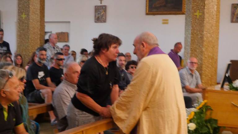 Il funerale di Alessandro Coatti: le note di Franco Battiato in chiesa, lutto cittadino ad Alfonsine - VIDEO GALLERY Il funerale di Alessandro Coatti: le note di Franco Battiato in chiesa, lutto cittadino ad Alfonsine - VIDEO GALLERY