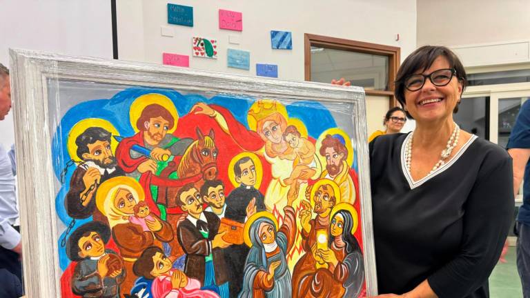 Angela Sansavini con il quadro regalatole dall’artista Franco Vignazia Angela Sansavini con il quadro regalatole dall’artista Franco Vignazia
