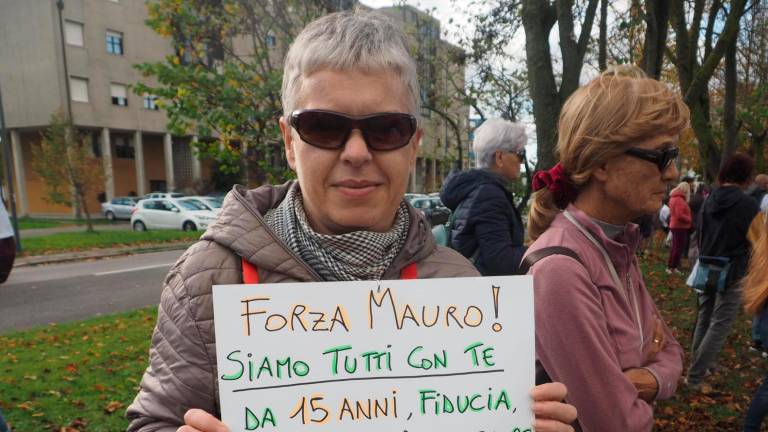 Ravenna, processo al dottor Guerra: un centinaio di sostenitori fuori dal tribunale - Gallery Ravenna, processo al dottor Guerra: un centinaio di sostenitori fuori dal tribunale - Gallery