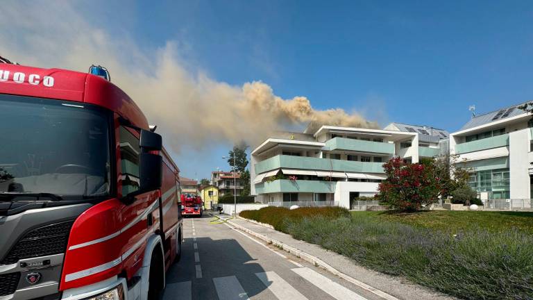Attico a fuoco: evacuato per l’incendio un condominio di via Elsa Morante a Cesena VIDEOGALLERY Attico a fuoco: evacuato per l’incendio un condominio di via Elsa Morante a Cesena VIDEOGALLERY