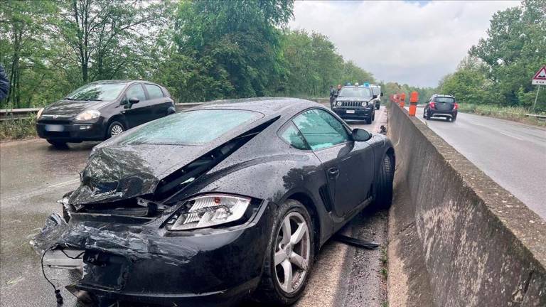 Cesena, incidente: tenta il sorpasso e distrugge la Porsche sulla secante