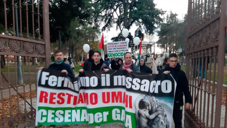 Cesena, corpi stesi in piazza e palloncini in cielo contro le bombe a Gaza e per la Palestina libera Cesena, corpi stesi in piazza e palloncini in cielo contro le bombe a Gaza e per la Palestina libera