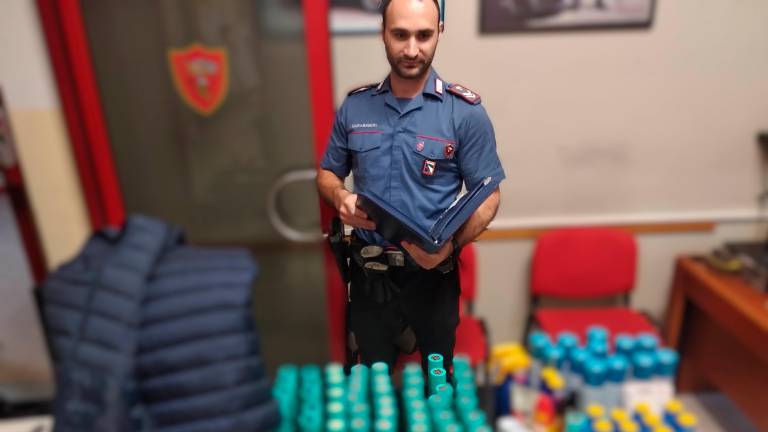 Rubano 150 confezioni di cosmetici a Massa Lombarda e li caricano in auto: scoperti dai Carabinieri Rubano 150 confezioni di cosmetici a Massa Lombarda e li caricano in auto: scoperti dai Carabinieri