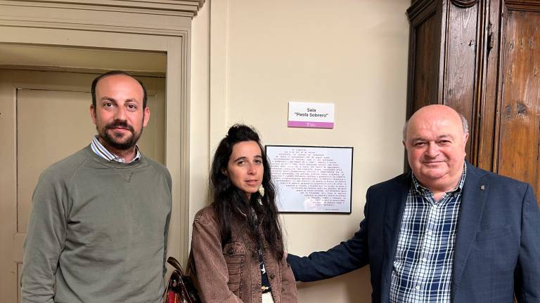 Il sindaco accanto alla targa insieme a marito e figlia di Paola Sobrero Il sindaco accanto alla targa insieme a marito e figlia di Paola Sobrero