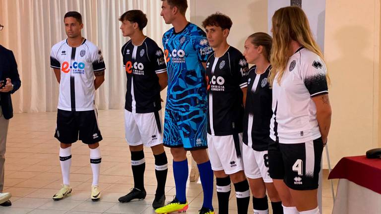 Svelate le nuove maglie del Cesena: un look differente per il Cavalluccio Svelate le nuove maglie del Cesena: un look differente per il Cavalluccio