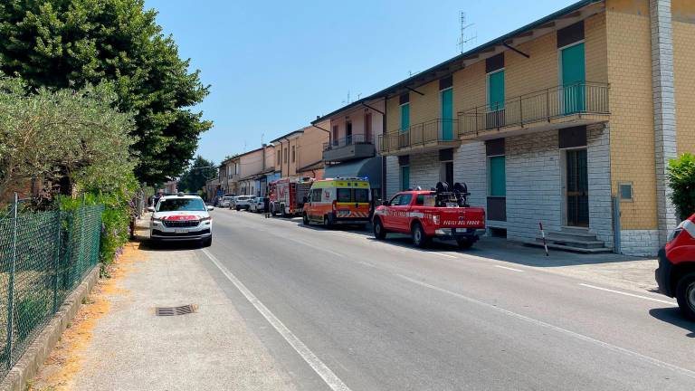 Cesena, sale sul tetto e minaccia di lanciare coppi alle auto: via Cesenatico chiusa a Macerone VIDEO GALLERY Cesena, sale sul tetto e minaccia di lanciare coppi alle auto: via Cesenatico chiusa a Macerone VIDEO GALLERY