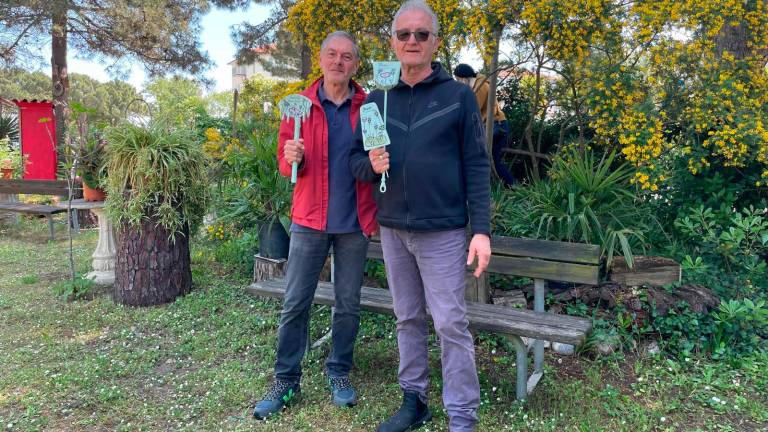 Da sinistra, Giorgio Pellicciari e Omero Canali tra le piante del giardino selvatico Da sinistra, Giorgio Pellicciari e Omero Canali tra le piante del giardino selvatico