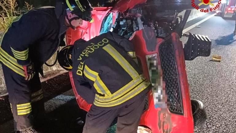 Faenza, incidente in A14: si ribalta su un fianco con l’auto, donna soccorsa dai Vigili del Fuoco Faenza, incidente in A14: si ribalta su un fianco con l’auto, donna soccorsa dai Vigili del Fuoco