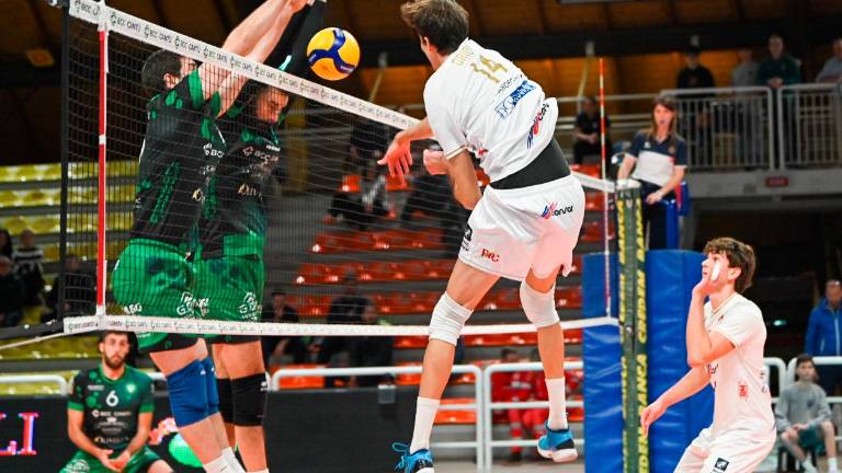 Un attacco vincente di Mattia Orioli a Cantù foto legavolley Un attacco vincente di Mattia Orioli a Cantù foto legavolley