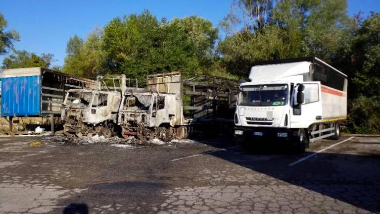 San Marino. Incendio distrugge autocarri alla ditta Ercolani Trasporti San Marino. Incendio distrugge autocarri alla ditta Ercolani Trasporti