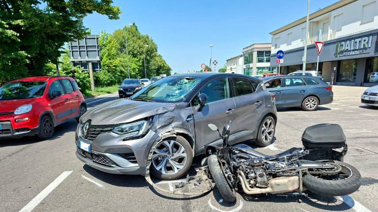 Forlì, incidente: travolto da un’auto, sfonda il parabrezza con il casco, grave motociclista - Gallery Forlì, incidente: travolto da un’auto, sfonda il parabrezza con il casco, grave motociclista - Gallery