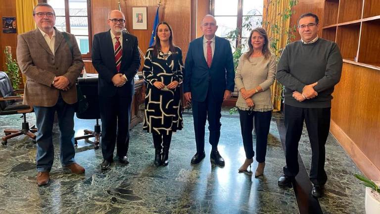 Nella foto il Prefetto Rinaldo Argentieri e i giornalisti Michelangelo Bucci, Ennio Gelosi, Elide Giordani, Francesca Leoni e Mario Proli Nella foto il Prefetto Rinaldo Argentieri e i giornalisti Michelangelo Bucci, Ennio Gelosi, Elide Giordani, Francesca Leoni e Mario Proli
