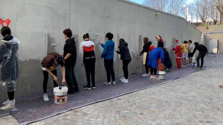 Dal lavoro in classe al disegno sul muro: genesi del murale della nuova scuola di San Piero Dal lavoro in classe al disegno sul muro: genesi del murale della nuova scuola di San Piero