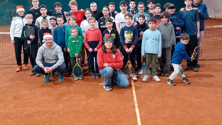 Lo staff tecnico e dirigenziale del Circolo Tennis Venustas di Bellaria Igea Marina con una parte dei 75 giovani allievi della scuola addestramento tennis Lo staff tecnico e dirigenziale del Circolo Tennis Venustas di Bellaria Igea Marina con una parte dei 75 giovani allievi della scuola addestramento tennis