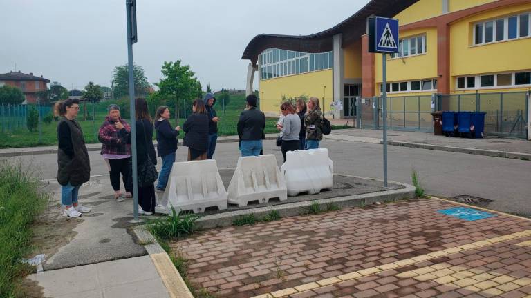 I genitori all’esterno della scuola a Roncadello (Foto Fabio Blaco) I genitori all’esterno della scuola a Roncadello (Foto Fabio Blaco)