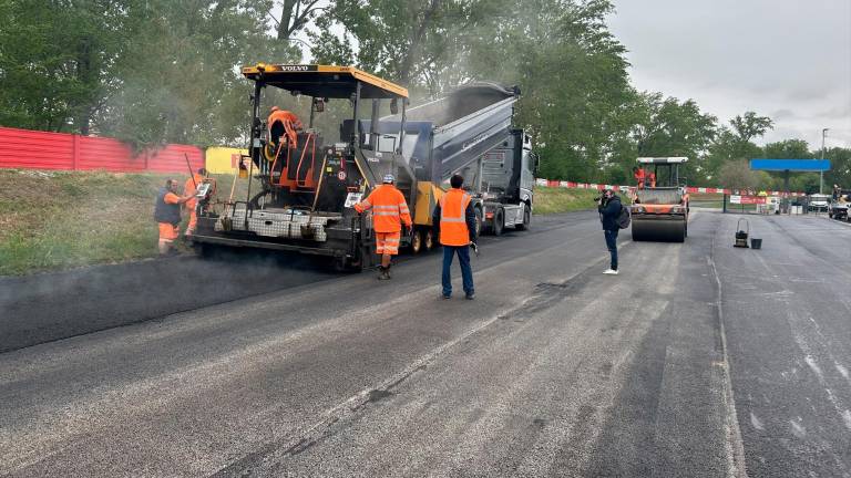 Imola, il nuovo asfalto “green” dell’autodromo ricavato da vecchie custodie di cd e plastiche riciclate