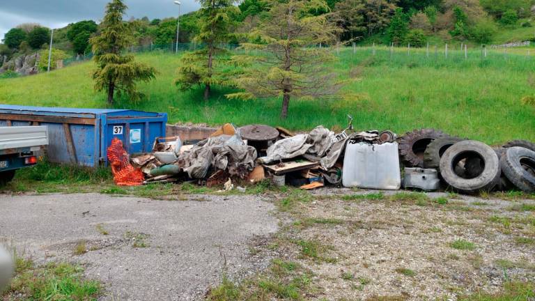 Alfero, insieme a caccia, ma di rifiuti: ne recuperano 4 autocarri Alfero, insieme a caccia, ma di rifiuti: ne recuperano 4 autocarri