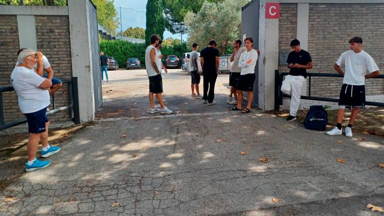Alcuni giocatori biancorossi all’esterno dello stadio Alcuni giocatori biancorossi all’esterno dello stadio