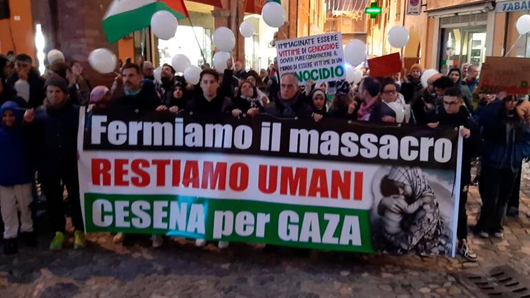 Cesena, corpi stesi in piazza e palloncini in cielo contro le bombe a Gaza e per la Palestina libera Cesena, corpi stesi in piazza e palloncini in cielo contro le bombe a Gaza e per la Palestina libera
