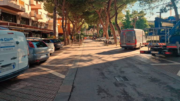 Riccione. Quattro nuove aiuole con pini d’Aleppo in viale Corridoni Riccione. Quattro nuove aiuole con pini d’Aleppo in viale Corridoni