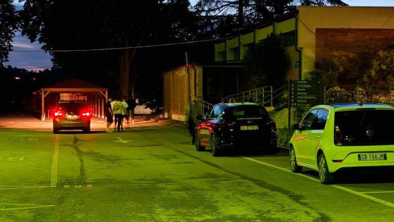 Le prime indagini dei carabinieri fuori dal convitto di Agraria dove è avvenuto l’agguato Le prime indagini dei carabinieri fuori dal convitto di Agraria dove è avvenuto l’agguato