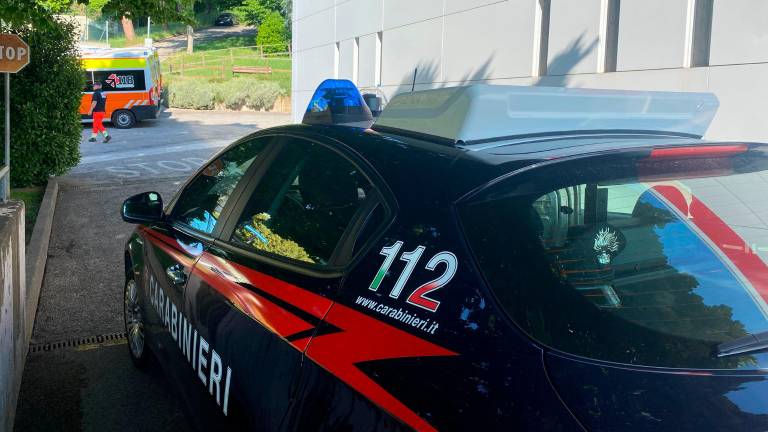 Cesenatico, spari per fermare un ladro che aveva ferito un carabiniere: colpiti il malvivente e la proprietaria della casa VIDEOGALLERY Cesenatico, spari per fermare un ladro che aveva ferito un carabiniere: colpiti il malvivente e la proprietaria della casa VIDEOGALLERY
