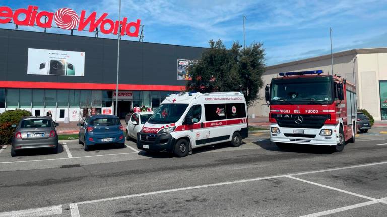 Incendio al Media World al Romagna Shopping Valley di Savignano Mare, evacuato il negozio VIDEO GALLERY