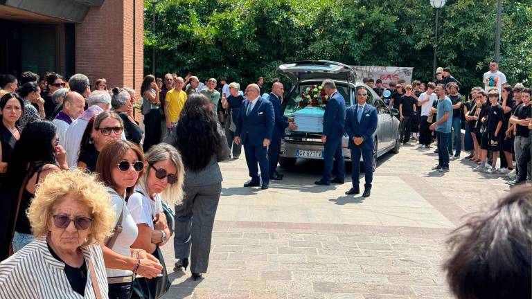 Cesenatico: 1.000 persone per il funerale del 16enne morto nell’incidente con lo scooter VIDEO E FOTOGALLERY Cesenatico: 1.000 persone per il funerale del 16enne morto nell’incidente con lo scooter VIDEO E FOTOGALLERY