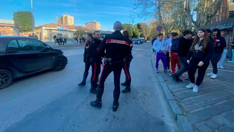 Ravenna, rissa tra due gruppi di ragazzi in zona stazione Ravenna, rissa tra due gruppi di ragazzi in zona stazione