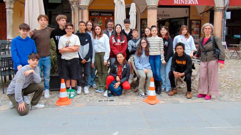 Gli studenti hanno lucidato le pietre d’inciampo per non dimenticare l’olocausto Gli studenti hanno lucidato le pietre d’inciampo per non dimenticare l’olocausto