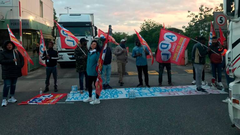 Cesena, presidio Adl Cobas e Sgb all’Astercoop: “Bloccati i cancelli di ingresso dei camion” Cesena, presidio Adl Cobas e Sgb all’Astercoop: “Bloccati i cancelli di ingresso dei camion”