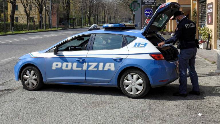 Violenze sessuali a quattro anziane in casa di cura, arrestato dalla polizia di Imola ex operatore socio sanitario. L’uomo filmava anche le sue azioni Violenze sessuali a quattro anziane in casa di cura, arrestato dalla polizia di Imola ex operatore socio sanitario. L’uomo filmava anche le sue azioni