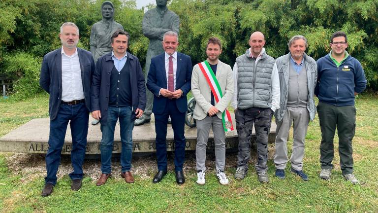 Da sinistra, Stefano Patrizi responsabile del settore agroalimentare di Legacoop Romagna, Andrea Bassi direttore amministrativo Cab Massari, Paolo Lucchi Presidente Legacoop Romagna, Andrea Sangiorgi sindaco di Conselice, Gianluca Tedaldi presidente Cab Massari, Andrea Dal Monte direttore Cab Massari, Lorenzo Bassi vicepresidente Cab Massari Da sinistra, Stefano Patrizi responsabile del settore agroalimentare di Legacoop Romagna, Andrea Bassi direttore amministrativo Cab Massari, Paolo Lucchi Presidente Legacoop Romagna, Andrea Sangiorgi sindaco di Conselice, Gianluca Tedaldi presidente Cab Massari, Andrea Dal Monte direttore Cab Massari, Lorenzo Bassi vicepresidente Cab Massari