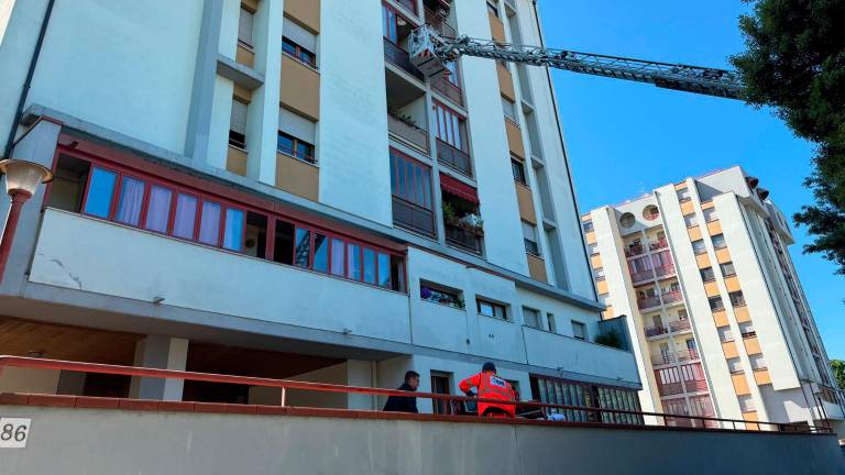 Maxi soccorso a Cesena per un incendio al quarto piano di una delle torri di via Viareggio VIDEOGALLERY Maxi soccorso a Cesena per un incendio al quarto piano di una delle torri di via Viareggio VIDEOGALLERY