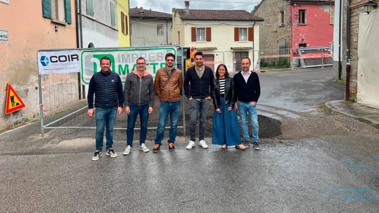 Amministratori e ditta in posa davanti al cantiere appena avviato Amministratori e ditta in posa davanti al cantiere appena avviato