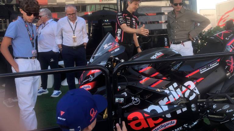 MotoGp a Misano, Stefano Domenicali scopre la nuova Aprilia in edizione limitata da 90mila euro VIDEO GALLERY MotoGp a Misano, Stefano Domenicali scopre la nuova Aprilia in edizione limitata da 90mila euro VIDEO GALLERY